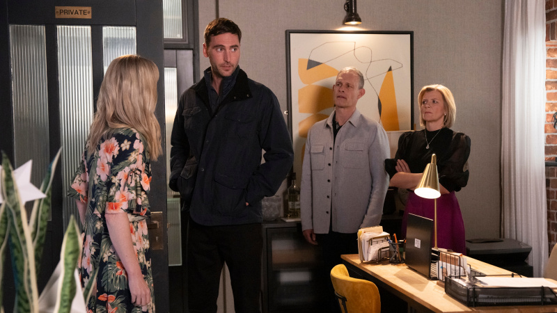   Nick y Leanne miran con desaprobación a Toyah mientras ella's arrested by Kit in Coronation Street.