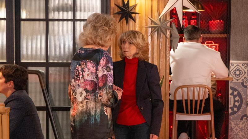   Audrey Roberts habla con Gail Platt en el Bistro de Coronation Street.