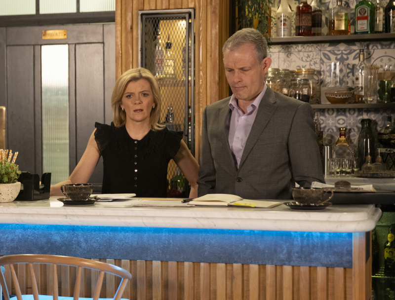  Χάρβεϊ's appeal stuns Nick and Leanne.