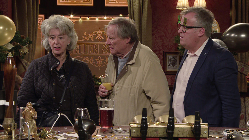  Evelyn Pummer, Roy Cropper i Brian Packham u Rovers baru u ulici Coronation.