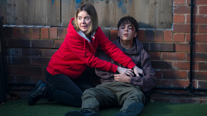   Ο Abi Webster εμποδίζει τη ροή του αίματος στον Mason Radcliffe's stab wound in Coronation Street.