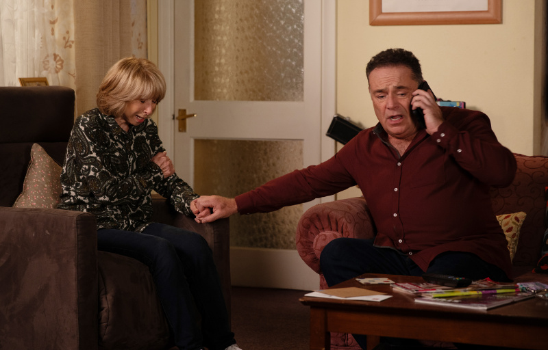 Spoilers pe Coronation Street: Gail Platt în GRAVE DANGER în timp ce Jesse cheamă o ambulanță