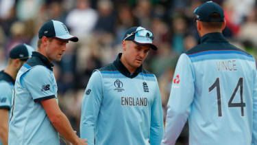 Anglický Jason Roy (uprostřed) se zranil při vítězství ve Světovém poháru v kriketu proti Západní Indii