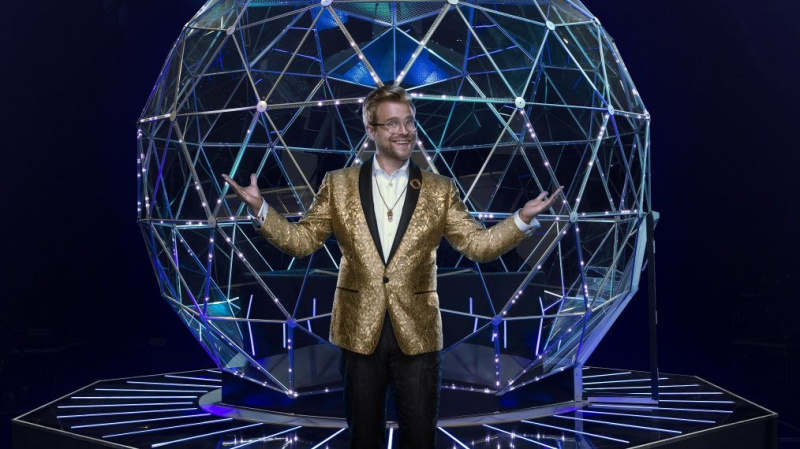Adam Conover moderiert Nickelodeons 'The Crystal Maze' - er enthüllt, was auf Lager ist