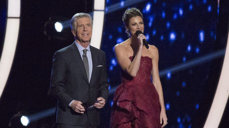Chefe 'DWTS' revela por que Tom Bergeron e Erin Andrews foram substituídos