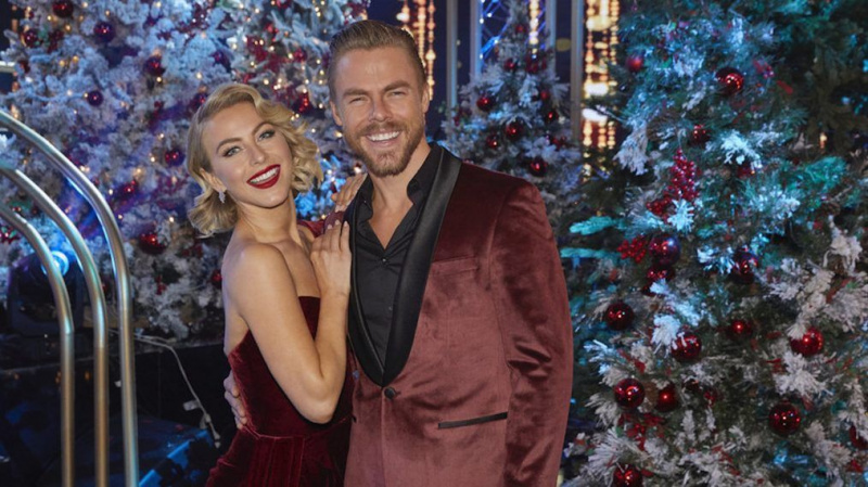 Derek e Julianne Hough dicono che 'Holidays With the Houghs' è solo l'inizio