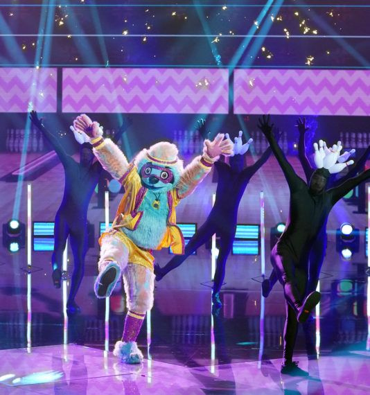 Actuación final de perezoso bailarín enmascarado
