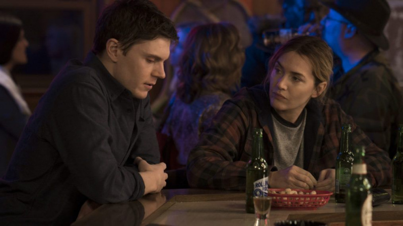 Kate Winslet et Evan Peters dans l