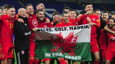 Gareth Bale a jeho spoluhráči z Walesu oslavujú „tú vlajku“