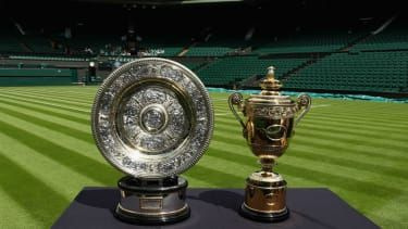 Trofea Wimbledonu dla kobiet i mężczyzn na korcie centralnym
