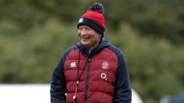 Główny trener rugby w Anglii, Eddie Jones, nadzoruje sesję treningową