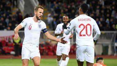 Englands anfører Harry Kane fejrer et mål med angriberkollegaen Marcus Rashford