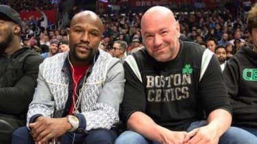 Americký boxer Floyd Mayweather a prezident UFC Dana White