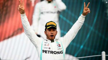 Športové šortky: Lewis Hamilton varuje súperov v F1 a All Blacks porazili Wales 40:17