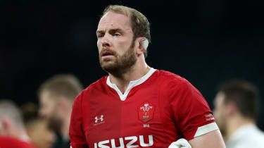 Športové šortky: Wales a Škótsko uvádzajú tímy Six Nations a traja hráči Leicestru City sú v izolácii