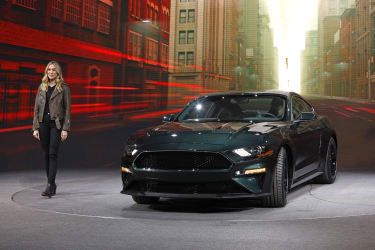 DETROIT, MI - 14 IANUARIE: Molly McQueen, nepoata actorului Steve McQueen, prezintă Ford Mustang Bullitt 2018 care își face debutul la Salonul Auto Internațional J din 2018 din America de Nord