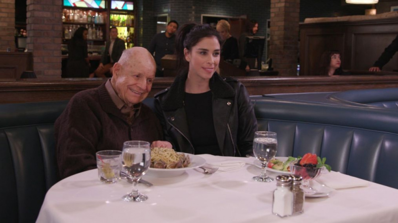 Guarda: le nuove anteprime della serie digitale AARP 'Dinner with Don' con l'ospite Sarah Silverman