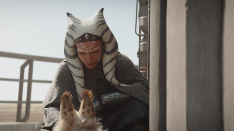   Ahsoka (Rosario Dawson) cu Sabine's pet in Ahsoka episode 2