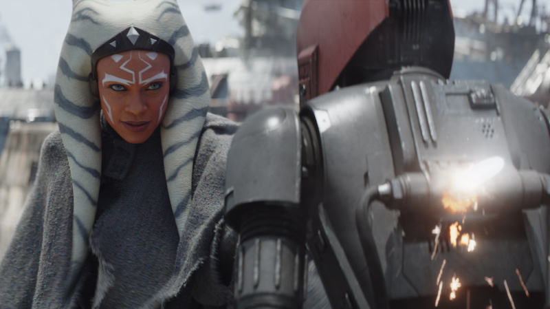   Ahsoka înjunghie un droid cu sabia laser în episodul 2 Ahsoka