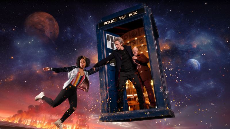   Tohtori (Peter Capaldi) ja Nardole (Matt Lucas) yrittävät vetää Billin (Pearl Mackie) takaisin TARDIS:iin Doctor WHossa