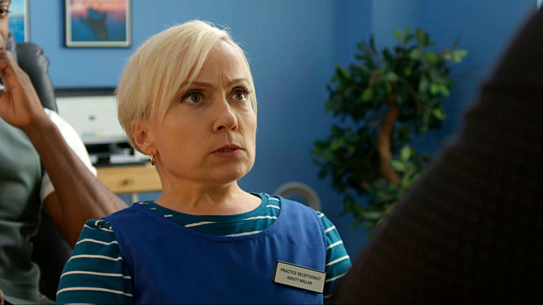 Doctors spoilers: Με ποιον είναι ΘΥΜΩΜΕΝΗ η Kirsty;