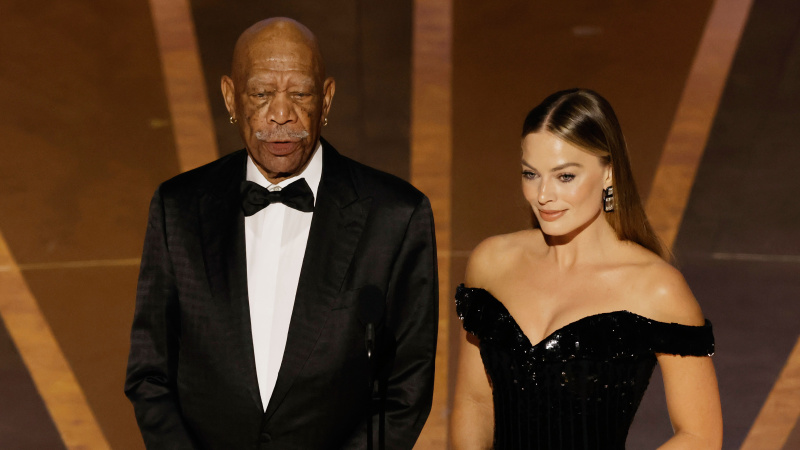   Ο Morgan Freeman στη σκηνή με τη Margot Robbie στα 95α Ετήσια Βραβεία Όσκαρ τον Μάρτιο του 2023