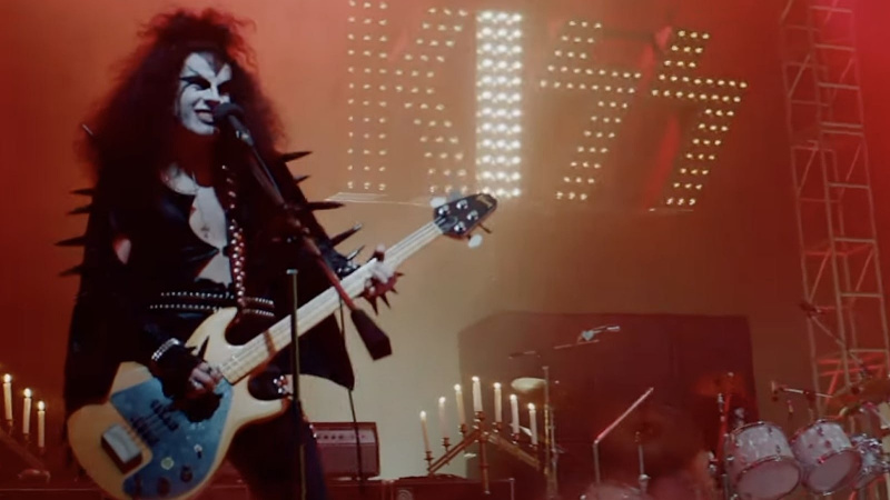   Ο Casey Likes ως Gene Simmons στη σκηνή ως Kiss στο Spinning Gold