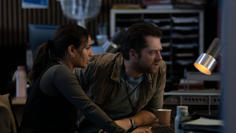   Lucie Shorthouse dans le rôle du DC Siobhan Clarke et Richard Rankin dans le rôle du DS John Rebus sont assis à un bureau et regardent un écran dans Rebus.
