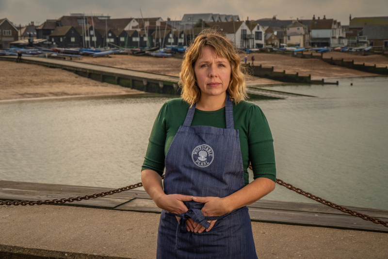 Kerry Godliman ako Pearl Nolan vo Whitstable Pearl.