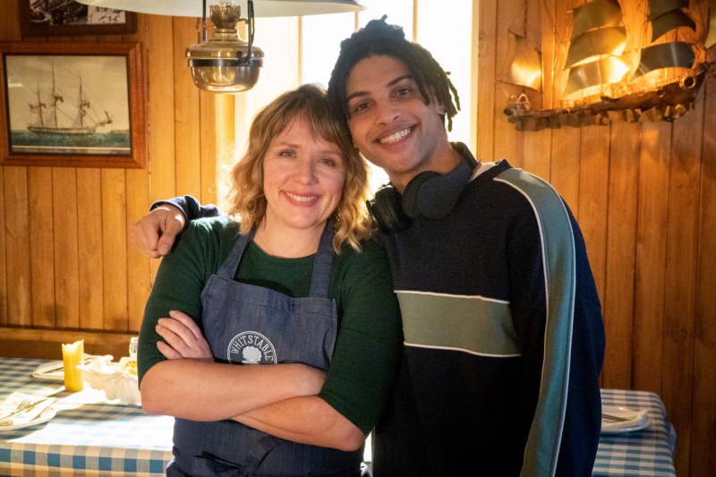   Kerry Godliman na natáčaní so svojím synom Rohanom Neddom na obrazovke.