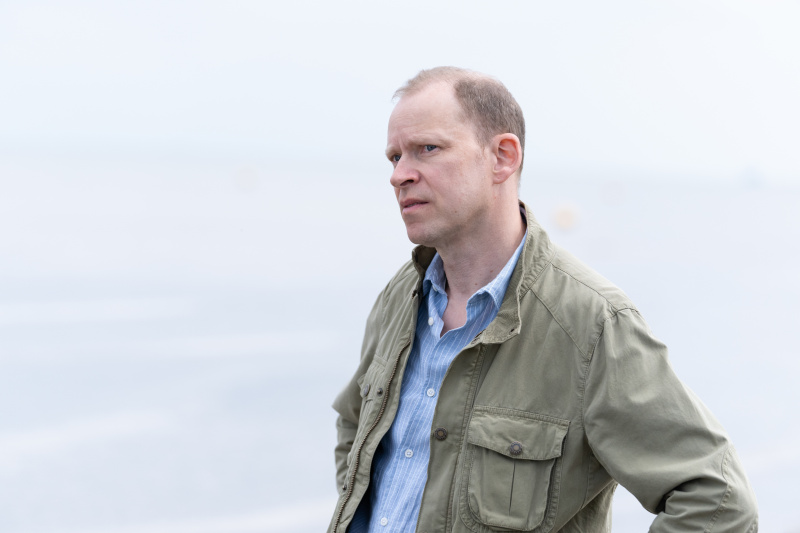   ¿El pobre Tom (Robert Webb) recibirá el codazo de Pearl?