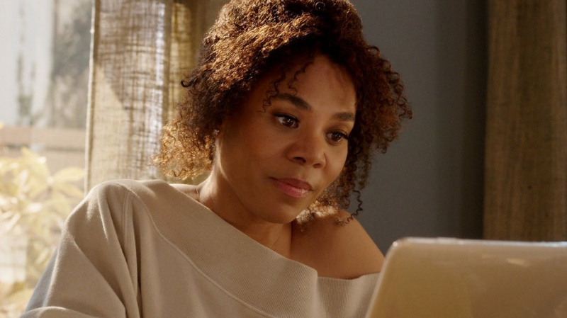   The Best Man: The Final Chapters에서 노트북 앞에 앉아 있는 Candace 역의 Regina Hall