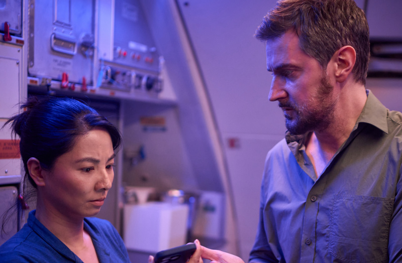  Jing Lusi esittää DC Hana Li ja Richard Armitage tohtori Matthew Nolania Red Eye -jakson 5 yhteenvedossa