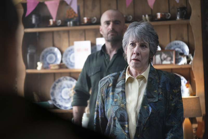   Bobijs Beins (RUSS BAIN); Greisa Beina (PHYLLIS LOGAN) izskatās stingrs Šetlendas 8. sezonā