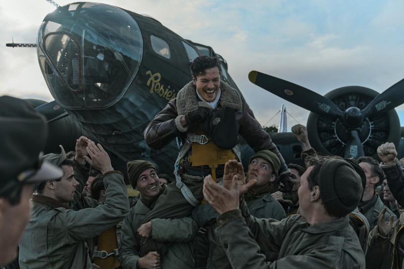   Major Robert Rosenthal wird nach seinem 25. Einsatz in der Zusammenfassung von Episode 7 von Masters of the Air beglückwünscht