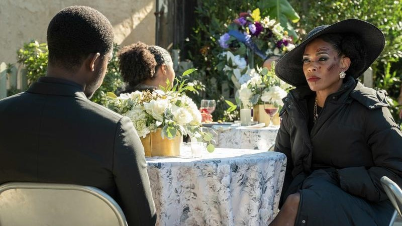  Ο Damson Idris ως Franklin και η Angela Lewis ως Louie μιλάνε μετά τον Jerome's funeralSnowfall season 6 episode 8