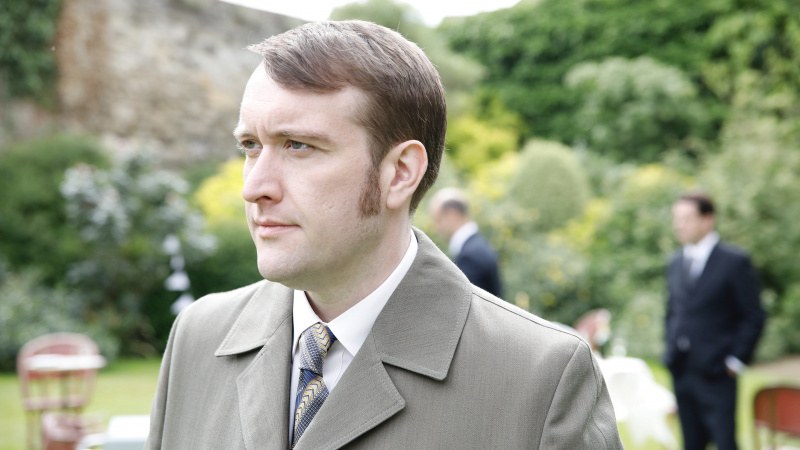   Sean Rigby v ľahkej bunde ako DS Jim Strange v Endeavour.