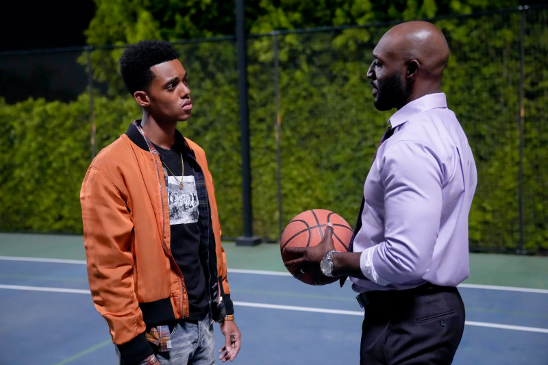   Jabari Banks e Adrian Holmes como Will e Tio Phil na quadra de basquete em Bel-Air.