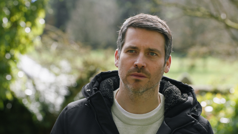   Rob James-Collier interpreta a Daniel en La herencia.