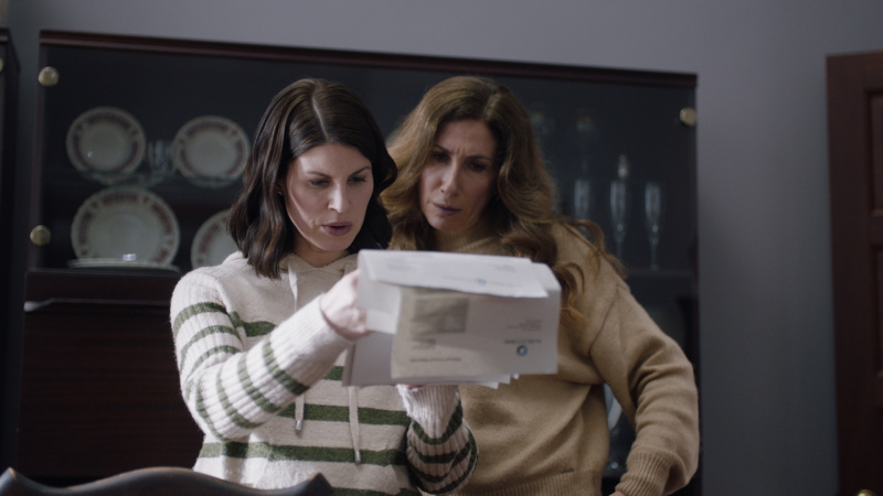   Gaynor Faye y Jemima Rooper como hermanas en The Inheritance.