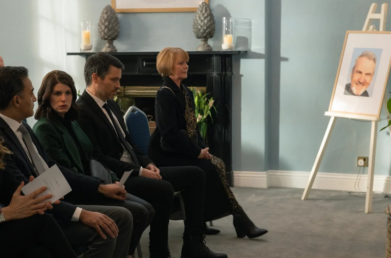   Los hermanos Daniel (Robert James-Collier), Sian (Gaynor Faye) y Chloe (Jemima Rooper) asistiendo a su padre.'s funeral.