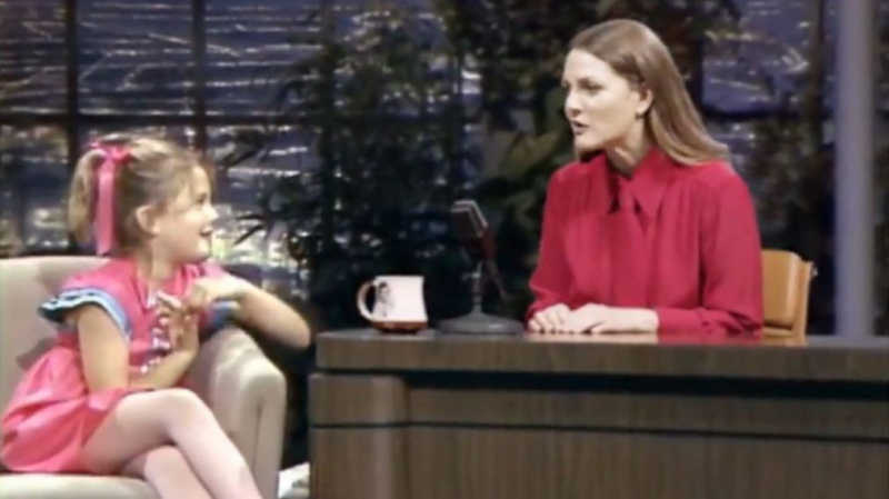 Drew Barrymore tērzē ar savu jaunāko sevi sarunu šova akcijā (VIDEO)