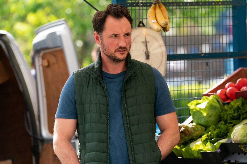  Martin Fowler stojaci pred svojím stánkom s ovocím a zeleninou