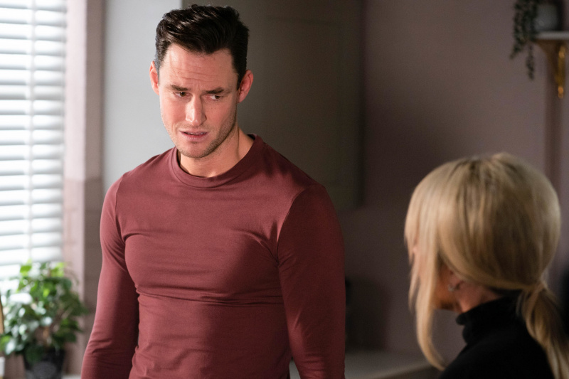  Zack Hudson spricht mit Sharon Watts