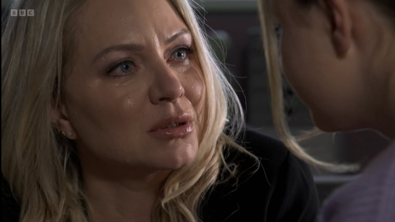   Roxy Mitchell razgovara sa svojom kćeri Amy