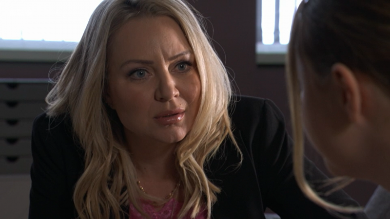   Roxy Mitchell razgovara s Amy Mitchell