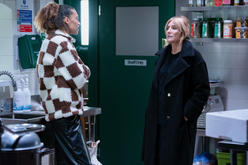  Gina Knight jakaa huolensa Cindy Bealen kanssa