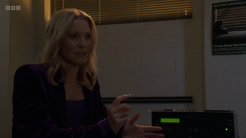  Kathy Beale wordt ondervraagd door de politie.