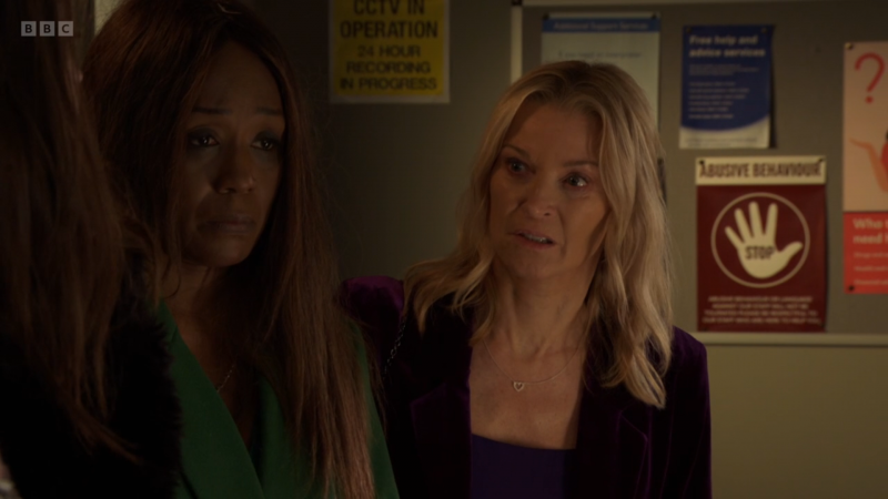   Kathy Beale en Denise Fox kijken bezorgd.