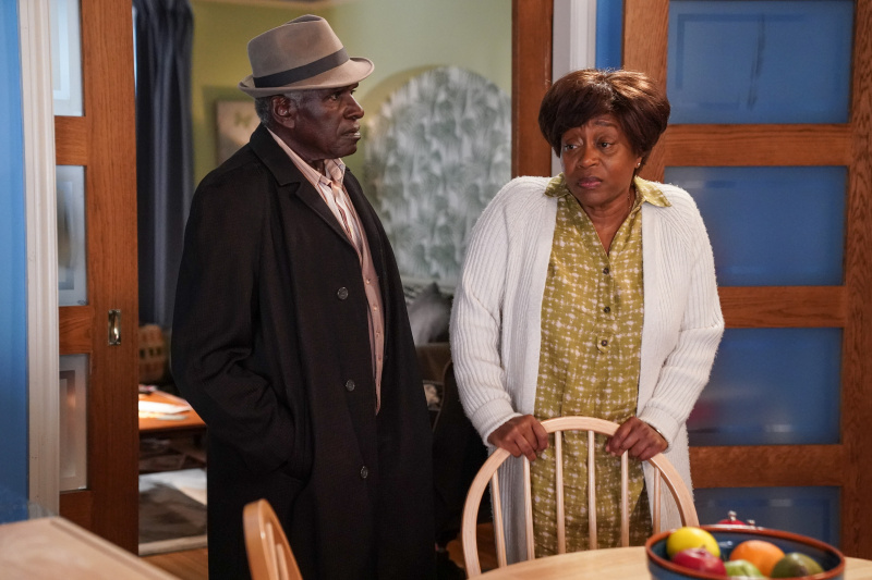   Patrick Trueman, Yolande Trueman'ın yanında duruyor